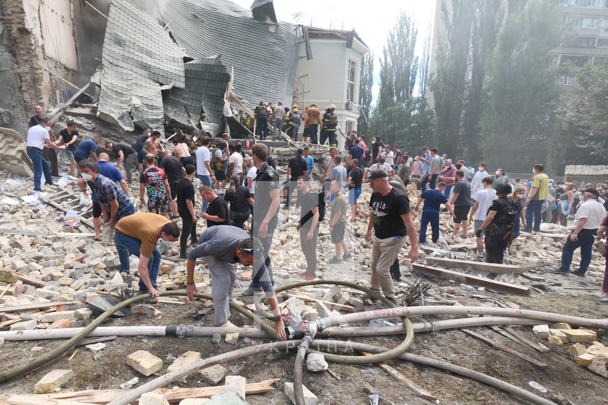 "Постраждали майже всі корпуси". Що відомо про наслідки удару по "Охматдиту" в Києві